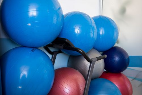 Sala con pelotas grandes de pilates