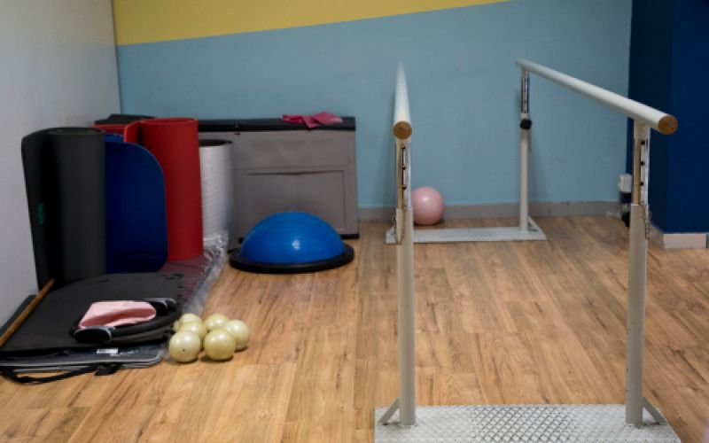 Sala de barras paralelas y colchonetas para ejercicios en suelo