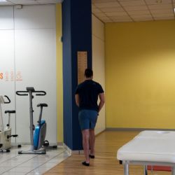 Sala grande con bicicletas, camilla y fisioterapeuta