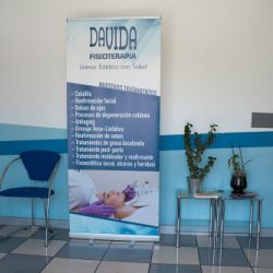 Sala de espera con sillas y estandarte informativo
