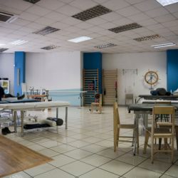 Sala de fisioterapia con aparatos y camillas