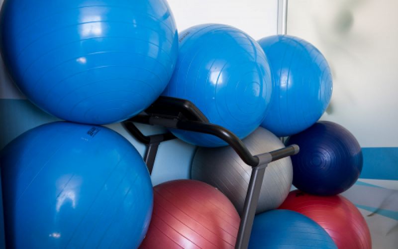 Sala con pelotas grandes de pilates