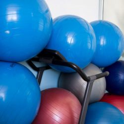 Sala con pelotas grandes de pilates